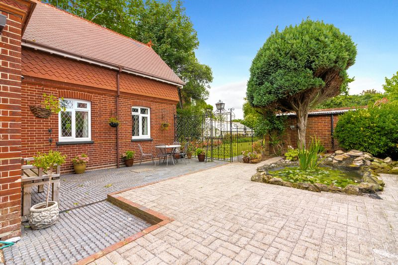 Robert Luff & Co Estate agent Properties and houses for sale