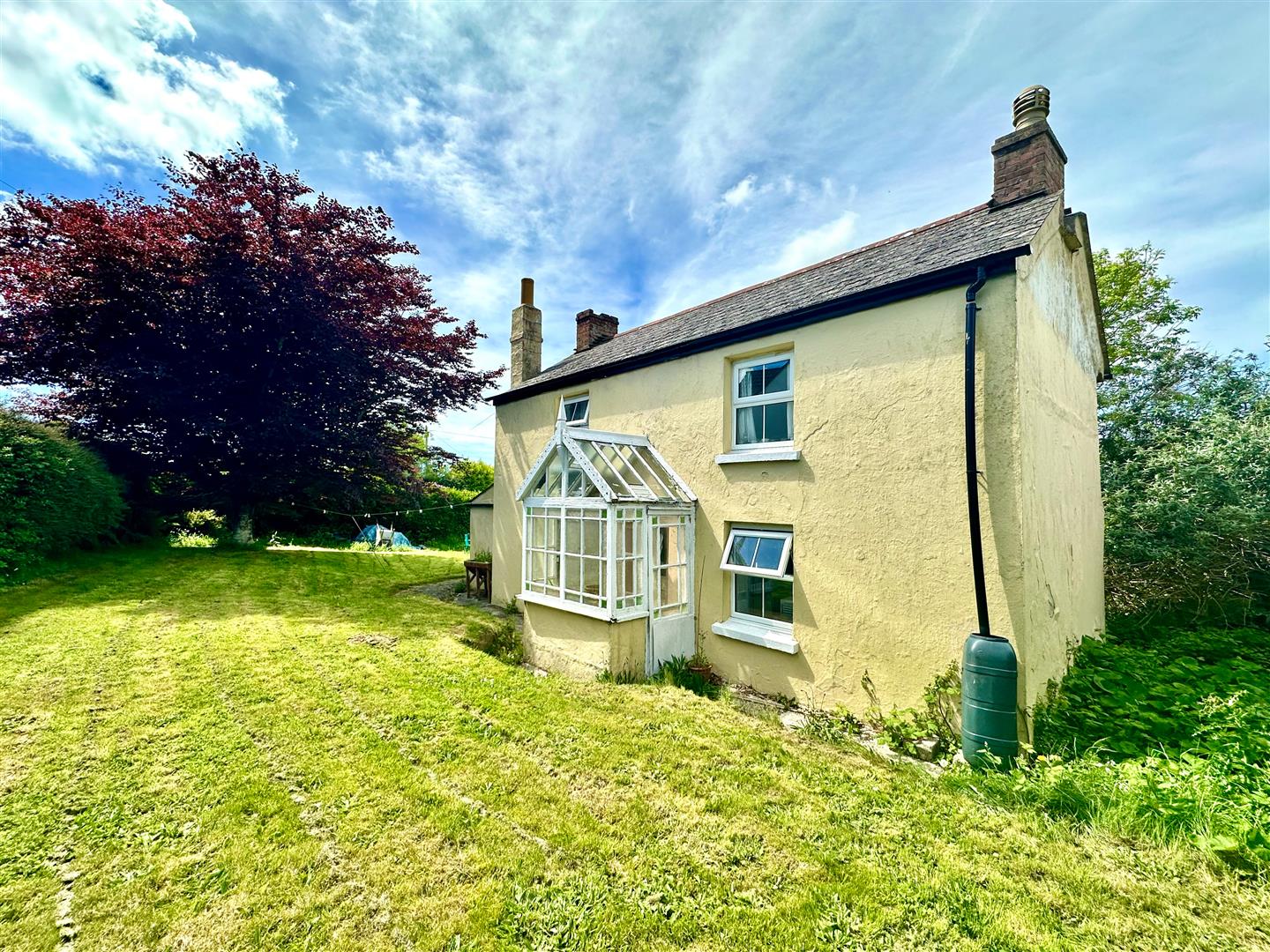 COTTAGE SET IN LARGE GARDEN, GARRAS