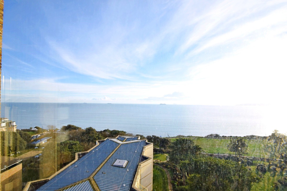 SPACIOUS TWO BEDROOM APARTMENT WITH STUNNING SEA VIEWS