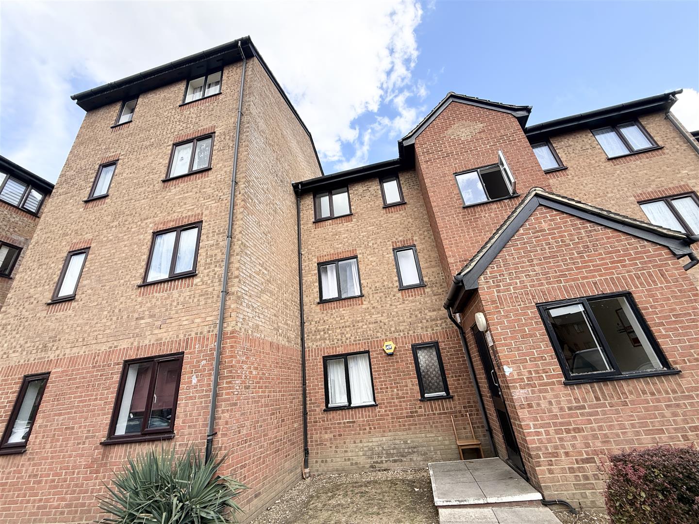 Streamside Close, London