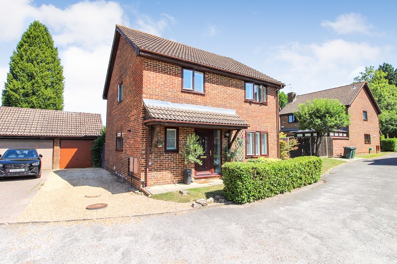 Kingfisher Close, Crawley, West Sussex. RH10 8TS