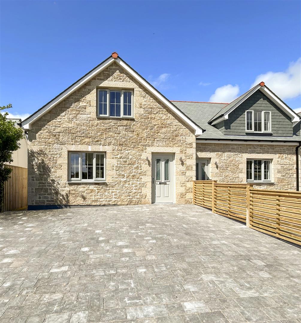 STYLISH NEW BUILD, PARKING.  MULLION