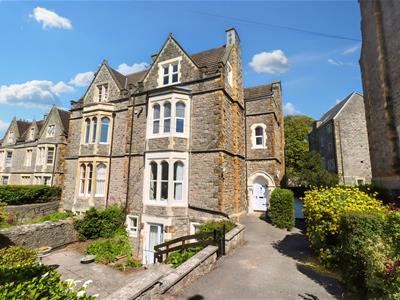 Top floor apartment close to Hill Road, Clevedon