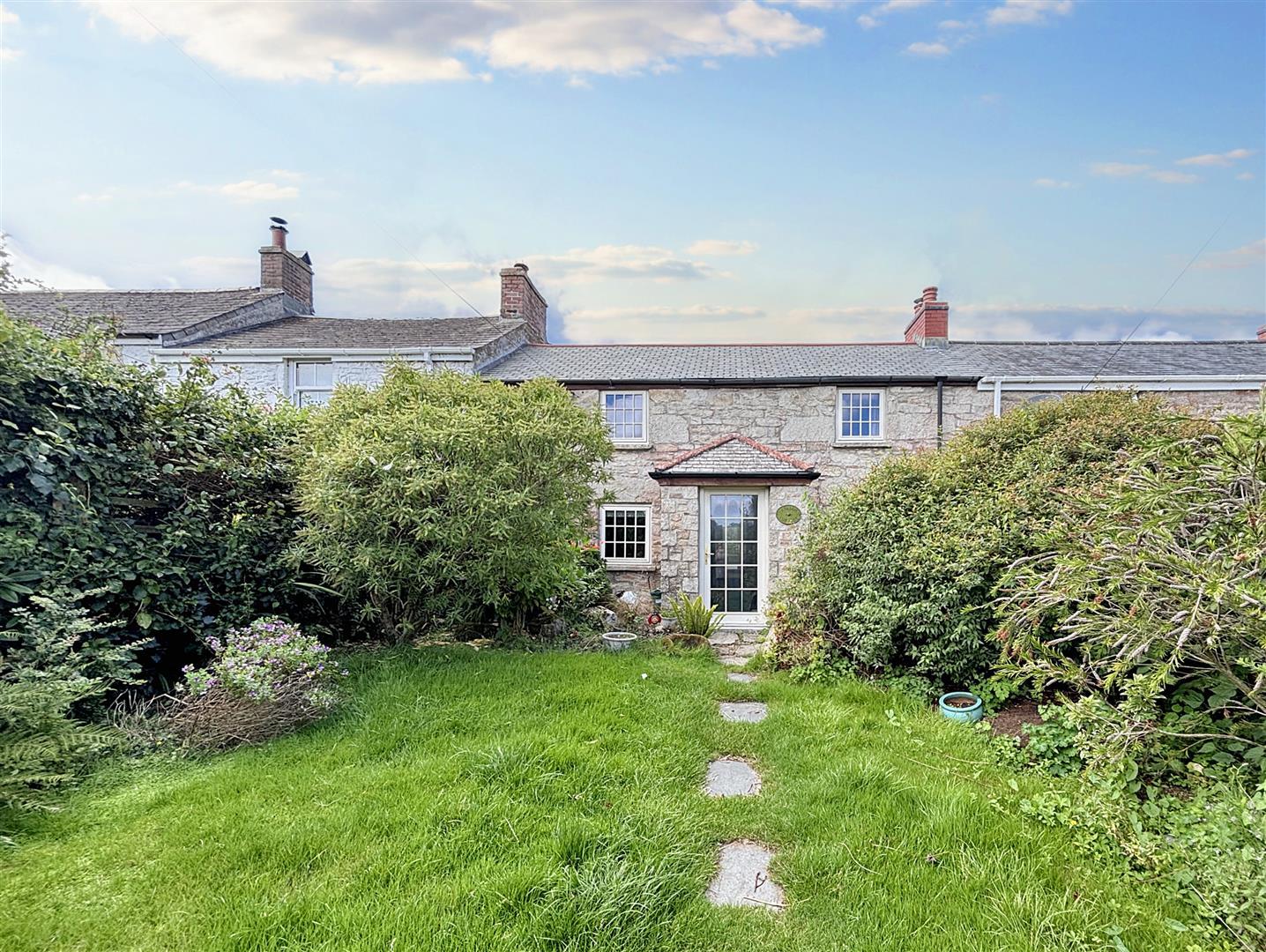 CHARMING COTTAGE, BREAGE