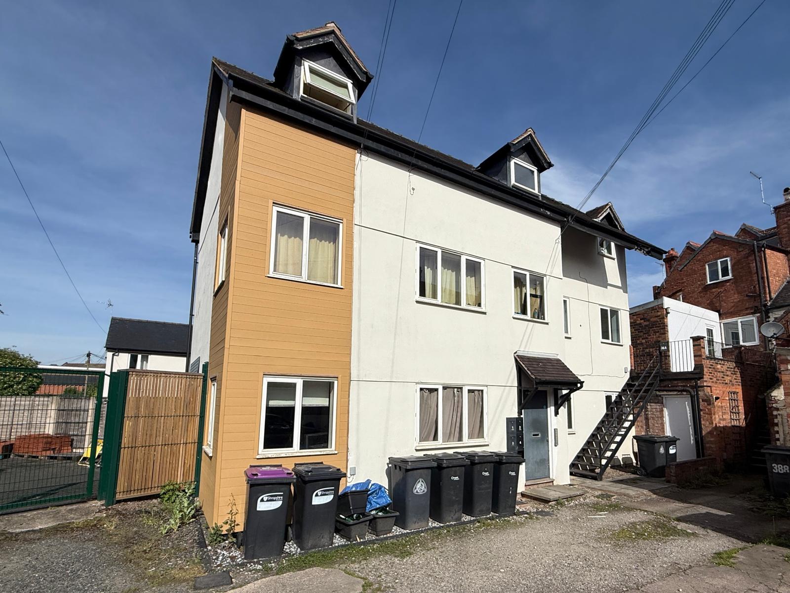 Pearl Yard, Rear Of 36 Green End