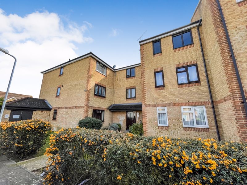 Stylish 1 Bedroom Ground Floor Flat With Residents Parking In Danbury Crescent