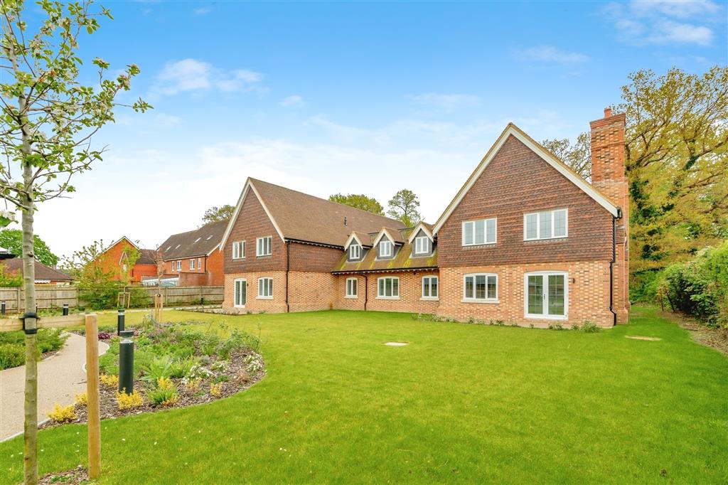 Langshott Court, Horley, RH6