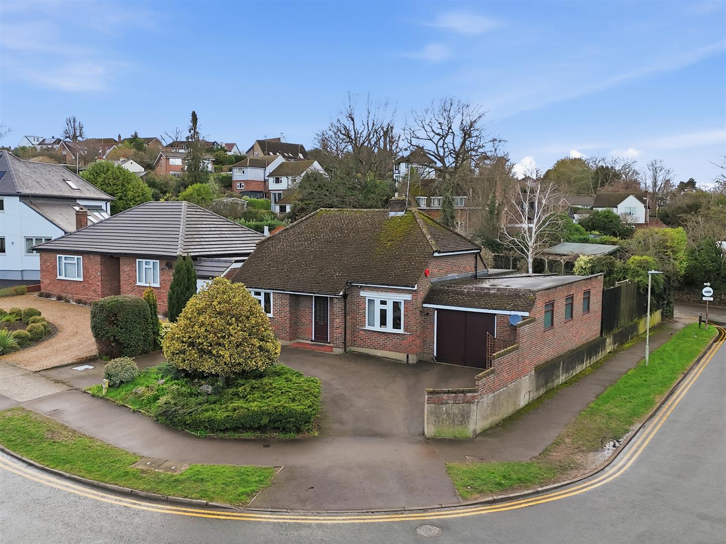 PRESDALES DRIVE - WARE - CHAIN FREE