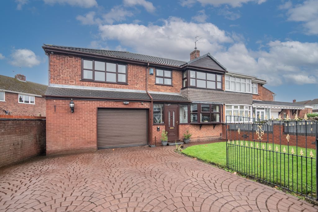 Elizabeth Walk, Tipton, Dy4 0az