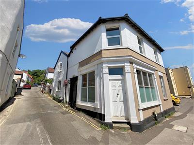 Convenient location close to Clevedon Town Centre