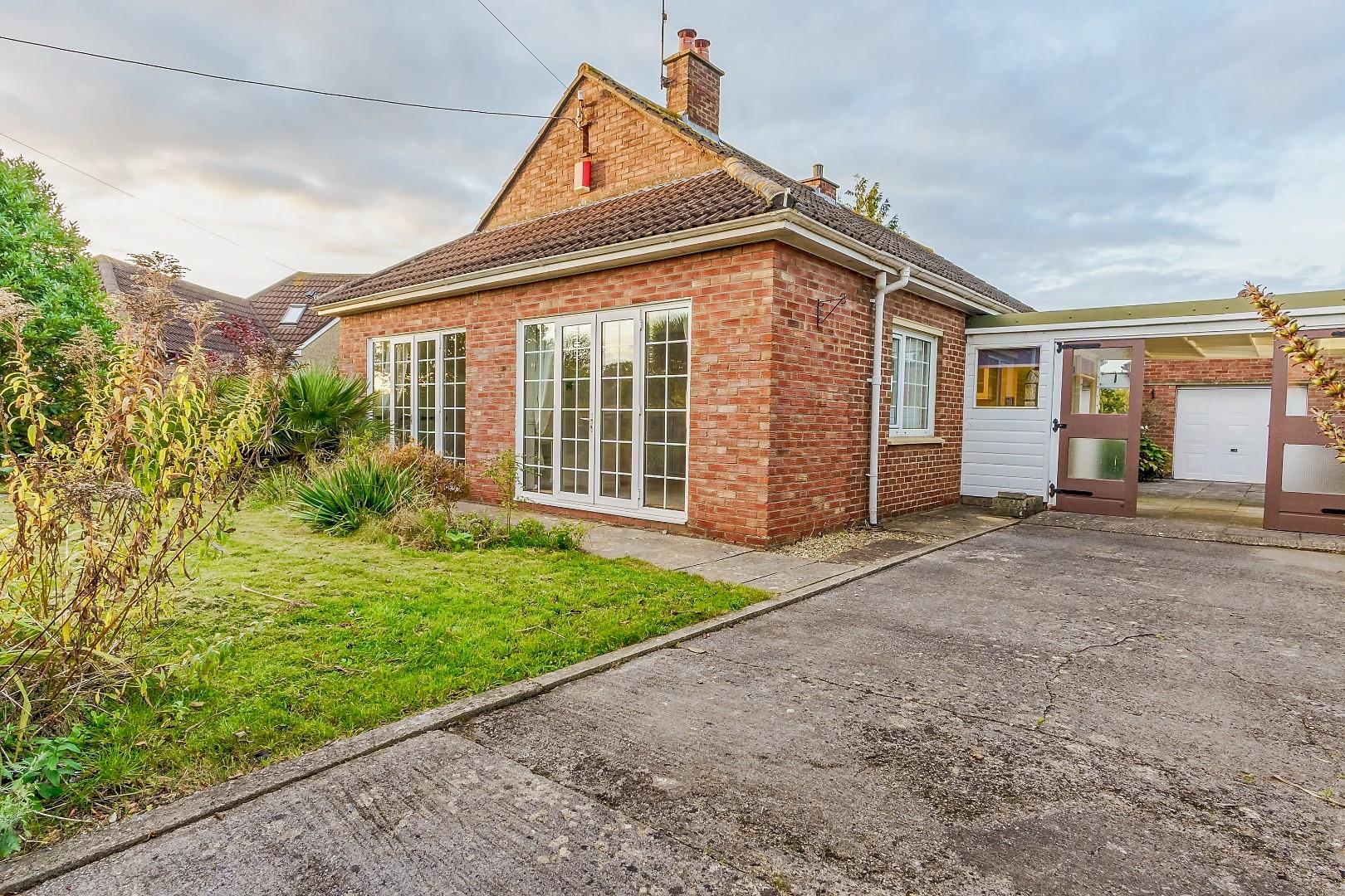 Charming bungalow with views over Cleeve's countryside