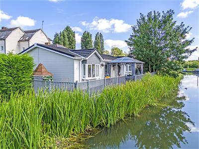 Riverside Lodge: Roydon Marina