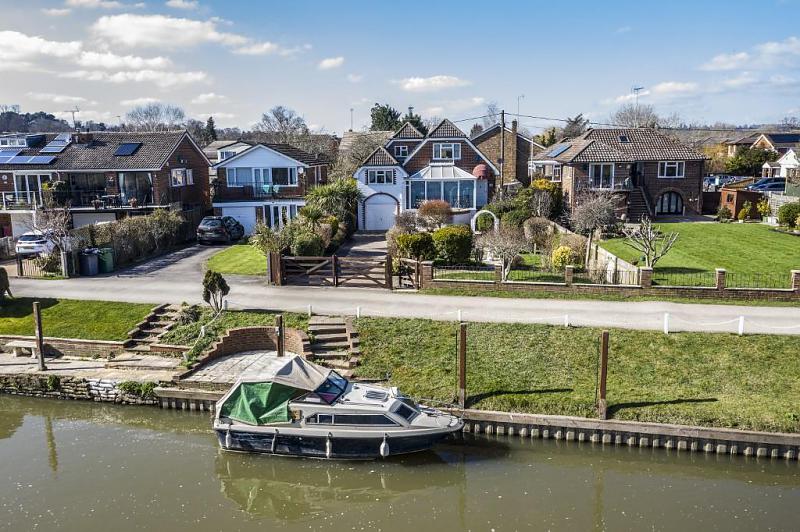 River Gardens, Purley On Thames, Reading, RG8