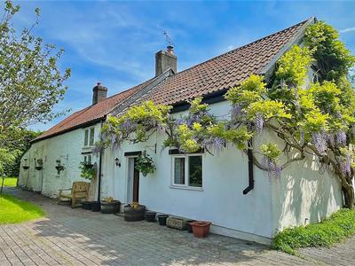 Period cottage nestled away close to Clevedon Town Centre