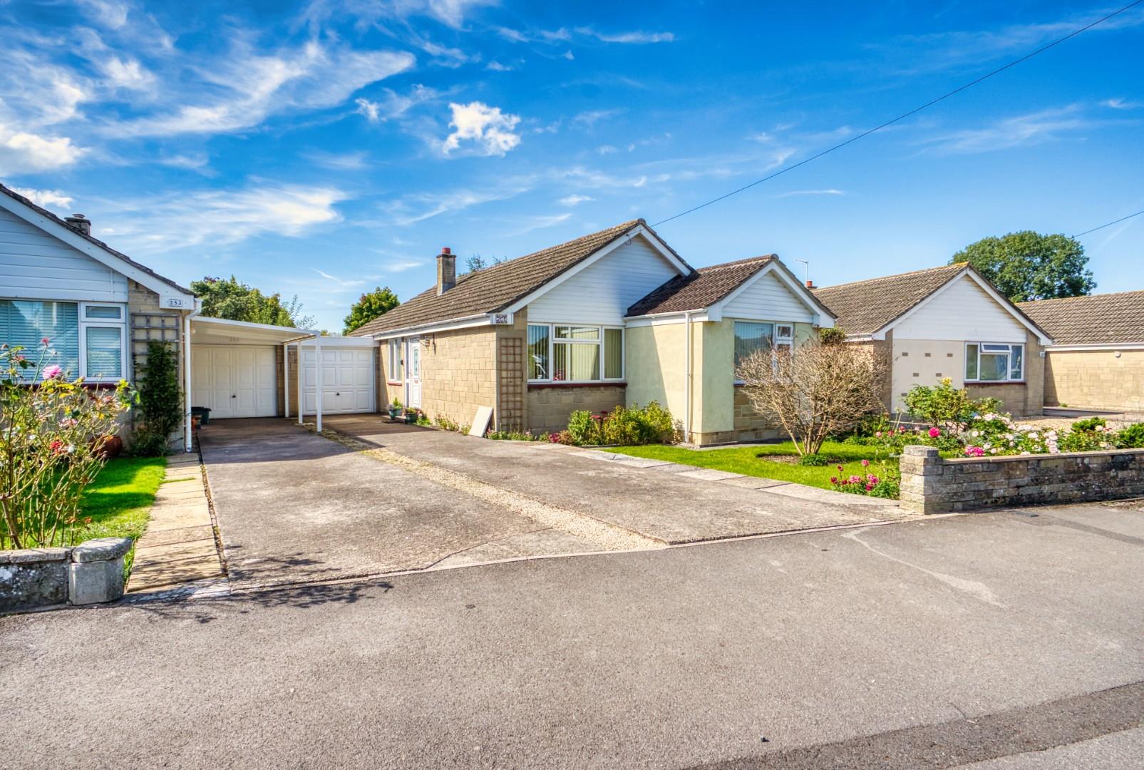 Delightful bungalow with views over Yatton's countryside