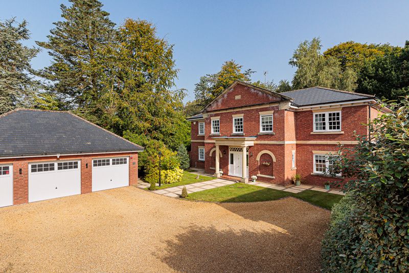 Large Detached House In Knutsford With Triple Garage