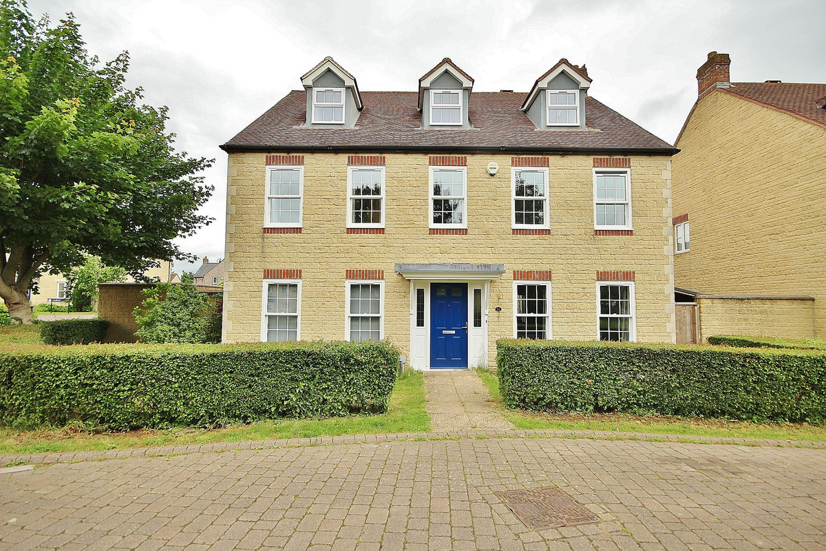 Cedar Road, Carterton, OX18
