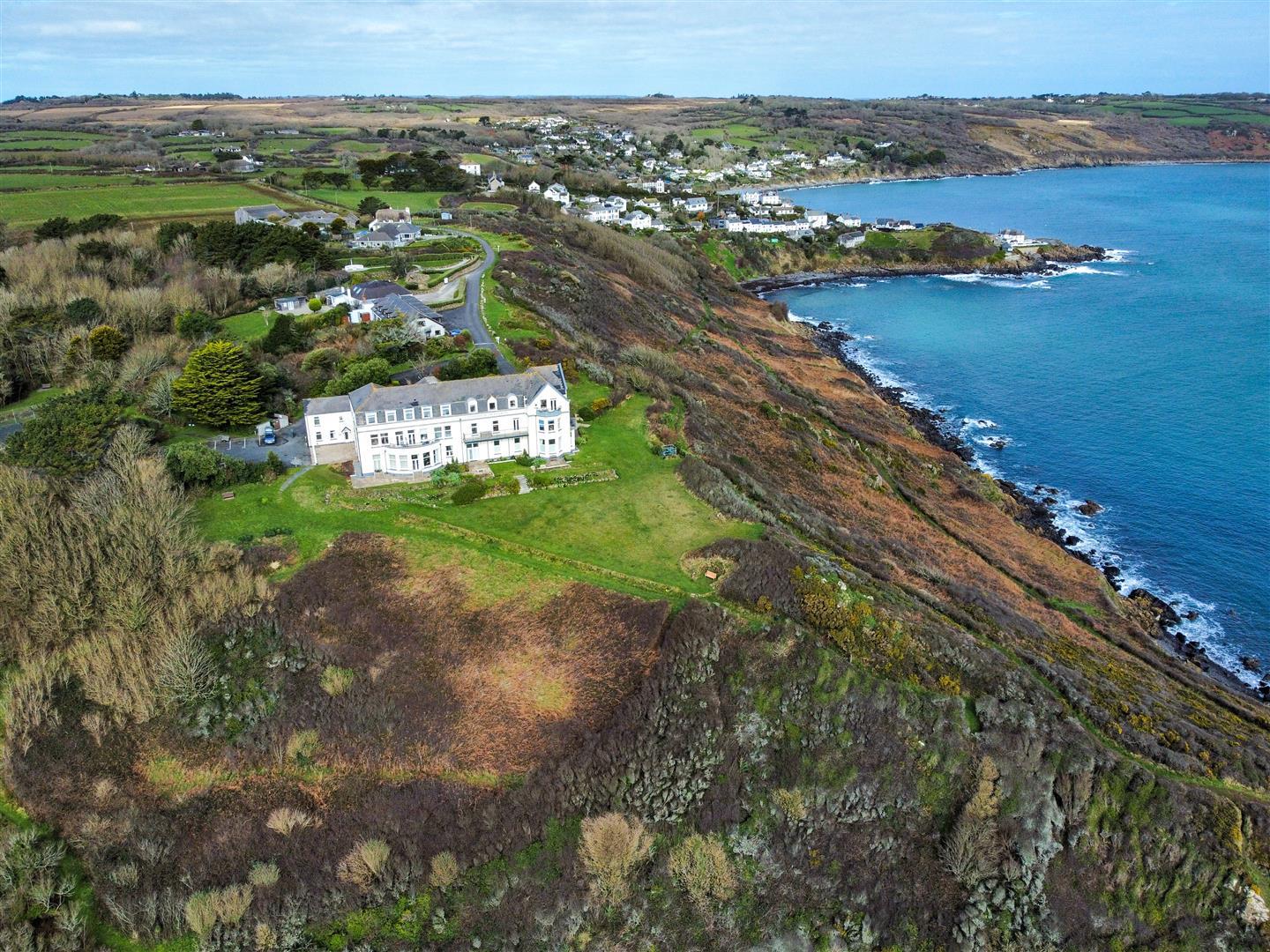 THREE BED TOP FLOOR HOLIDAY APARTMENT.  COVERACK