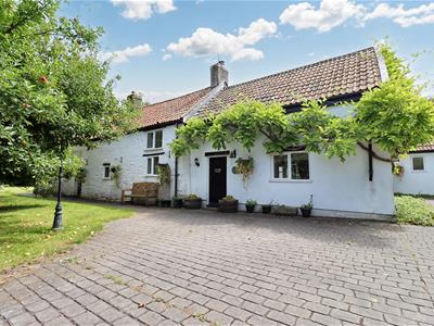 Period cottage nestled away close to Clevedon Town Centre