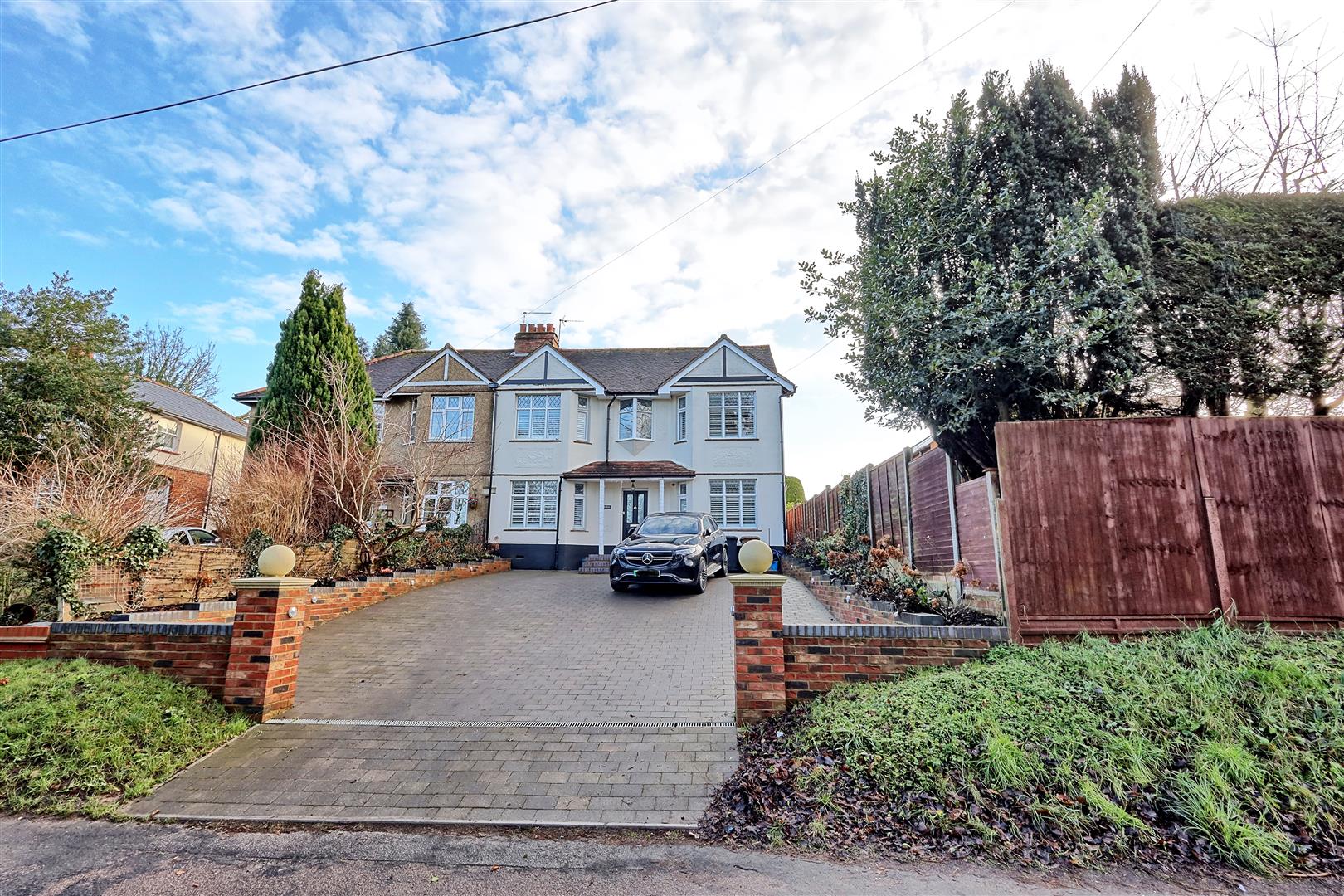 GREAT FAMILY HOUSE - THUNDRIDGE