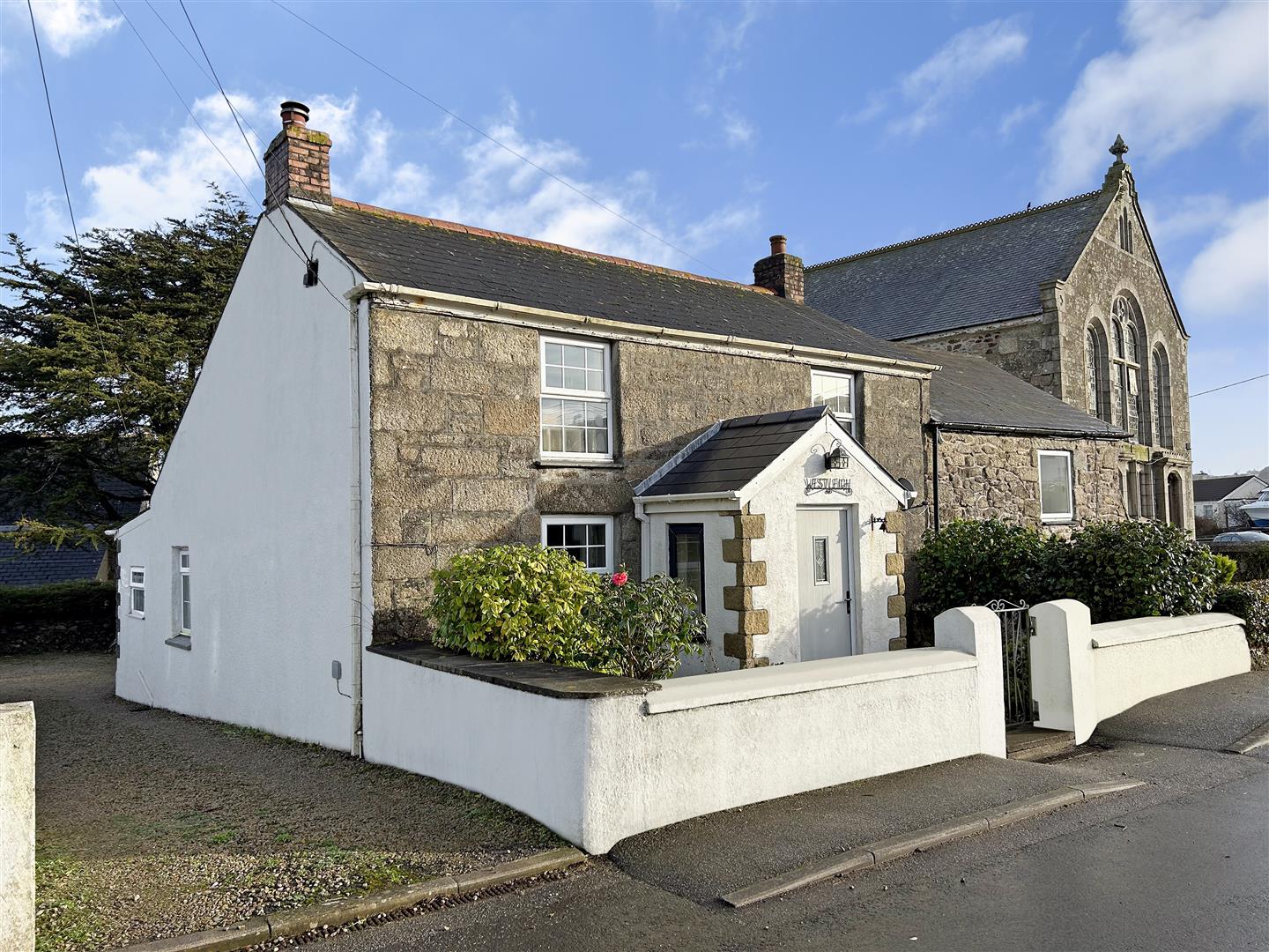SPACIOUS COTTAGE AND GARDENS, CARNKIE - REDRUTH