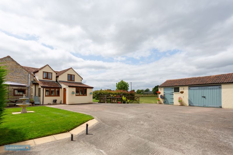 Newport, Wrantage - Stables And 2 Acres!