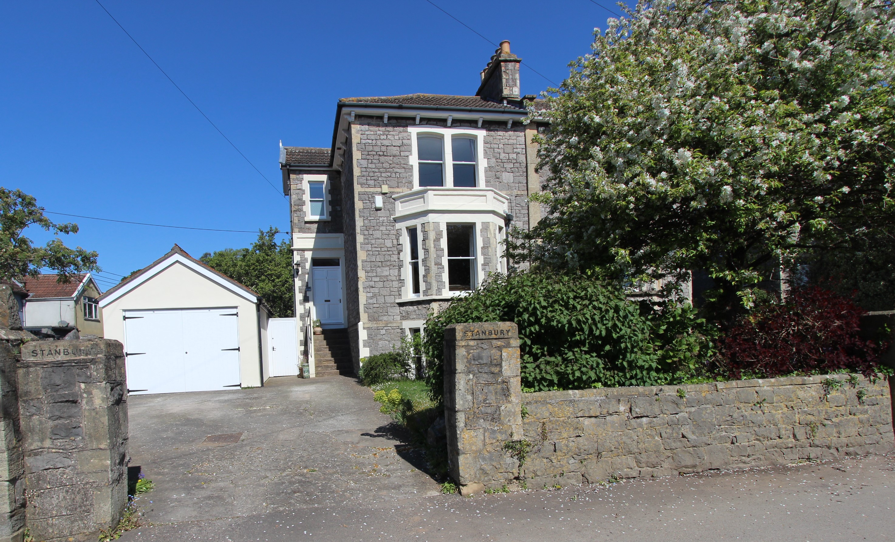 The Avenue, Yatton