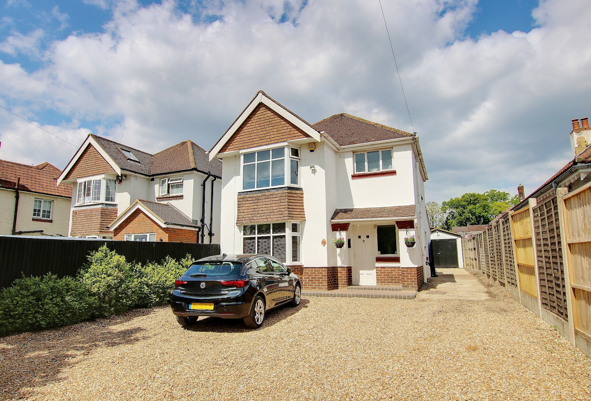 GUIDE PRICE £350,000 - £375,000! NO CHAIN! EXTENDED! EXTENSIVE DRIVEWAY!